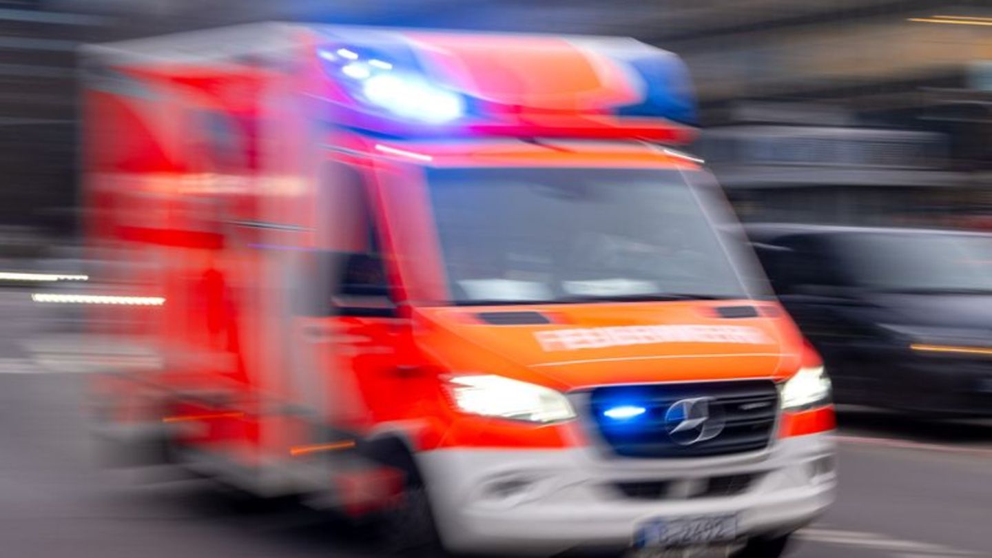 Auffahrunfall: Mann nach Unfall auf Autobahn in Krankenhaus gestorben