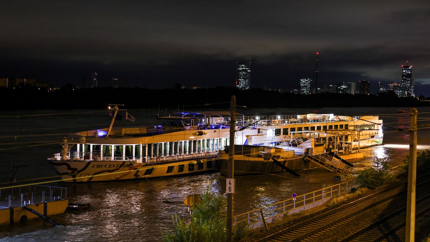 Hochwasser in Wien: Passagiere sitzen auf Kreuzfahrtschiff fest